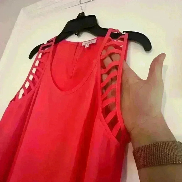Pixley. Sleeveless blouse. Salmon with cutout accents - Picture 2 of 5